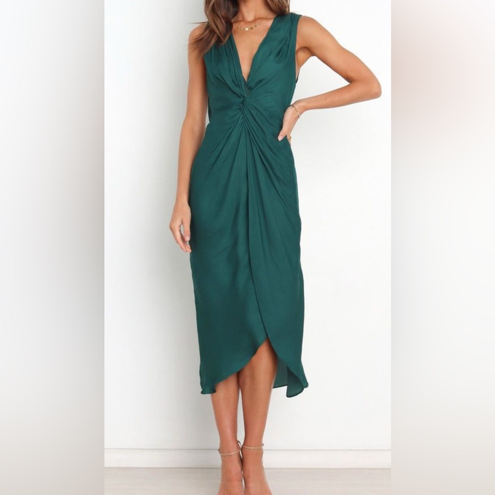 Elegant Emerald Green Sleeveless Dress